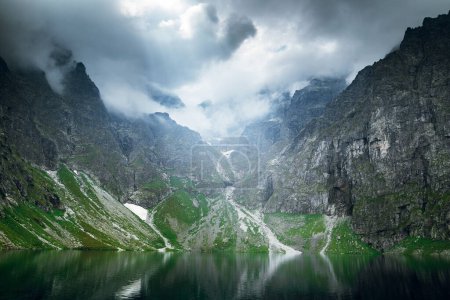 Téléchargez les photos : Vue panoramique de belles collines verdoyantes et de montagnes dans les nuages blancs et la réflexion sur le lac Morskie Oko lac, Hautes Tatras, Zakopane, Pologne. - en image libre de droit