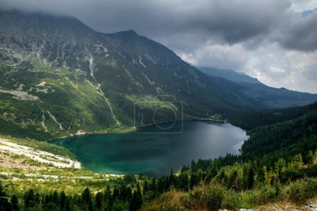 Téléchargez les photos : Vue aérienne de belles collines verdoyantes et de montagnes dans les nuages sombres et la réflexion sur le lac Morskie Oko lac, Hautes Tatras, Zakopane, Pologne. - en image libre de droit