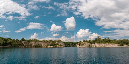 Foto de Acantilado lago de cantera de piedra en Cracovia Zakrzowek. Paisaje de estanque de primavera, verdadera naturaleza pura de Polonia. Una imagen panorámica del lago Zakrzowek, en Cracovia - Imagen libre de derechos