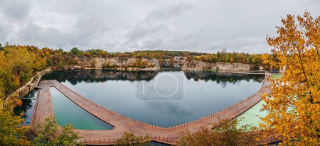 Téléchargez les photos : Vue aérienne panoramique de Zakrzowek Quarry, Cracovie. Piscine flottante. Jour d'automne nuageux - en image libre de droit