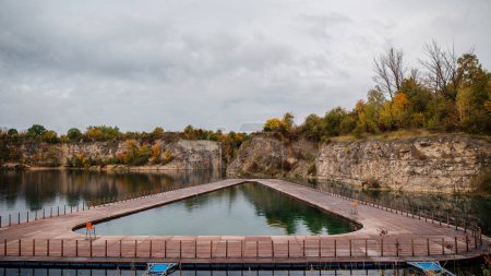 Téléchargez les photos : Vue aérienne panoramique de Zakrzowek Quarry, Cracovie. Piscine flottante. Jour d'automne nuageux - en image libre de droit
