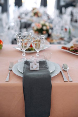 Téléchargez les photos : Ensemble de table pour la célébration de mariage ou un autre dîner d'événement traiteur. Concentration sélective - en image libre de droit
