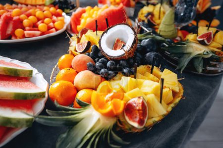 Foto de Primer plano de plato de frutas con variedad de frutas tropicales en la mesa. Fiesta de bodas - Imagen libre de derechos