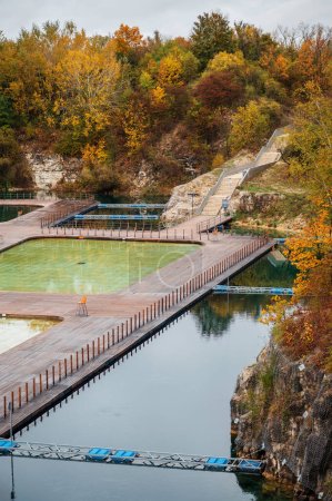 Téléchargez les photos : Beau paysage d'automne avec lac de carrière Zakrzowek à Cracovie, Pologne - en image libre de droit