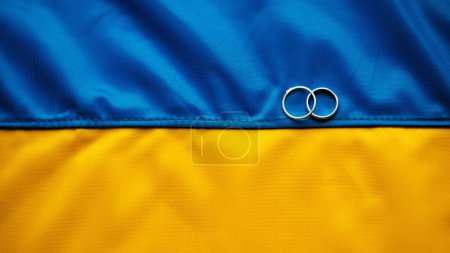 Foto de Hermosos anillos de boda se encuentran en la bandera de Ucrania. Vista panorámica. Copiar espacio - Imagen libre de derechos