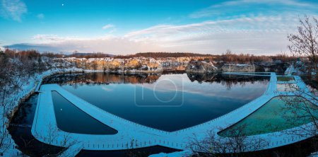 Téléchargez les photos : Cracovie, Pologne - 30 novembre 2023 : Piscine et pataugeoire sur un lac de Zakrzowek avec des falaises escarpées à la place d'une ancienne carrière de calcaire inondée. Vue panoramique en hiver - en image libre de droit