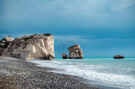 Foto de Hermosa playa con rocas y mar turquesa en el fondo. Roca de Afrodita en Chipre - Imagen libre de derechos