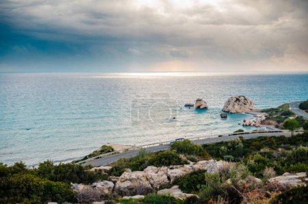 Foto de Hermoso paisaje marino al atardecer en la roca Afrodita en Chipre. Coche conduciendo cerca del mar - Imagen libre de derechos