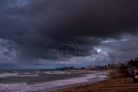 Foto de Dramático cielo tormentoso sobre la playa de Ayia Napa, Chipre. - Imagen libre de derechos