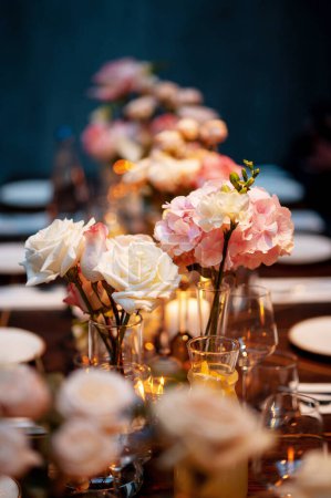 Téléchargez les photos : Gros plan de Table de mariage décorée de fleurs. Ensemble de table pour mariage ou autre dîner d'événement traiteur. - en image libre de droit