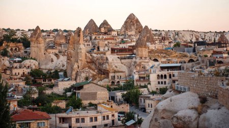 Téléchargez les photos : Vue fascinante sur la ville turque faite dans les rochers. Lieu célèbre parmi les voyageurs. Préservation de l'architecture ancienne dans les bâtiments. Goreme en Cappadoce. - en image libre de droit