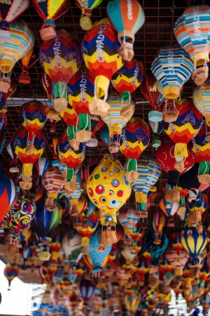 Téléchargez les photos : Différents souvenirs colorés de ballons à air suspendus dans le marché de rue. Décoration artisanale et rappels pour les voyageurs en Turquie. Signification symbolique de la Cappadoce. - en image libre de droit