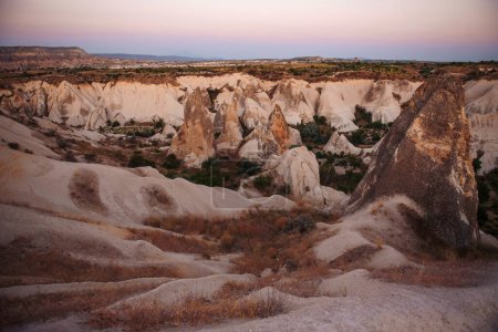 Foto de Increíble vista al atardecer con formación de rocas toba en Turquía, Capadocia. Hermoso desierto y valle durante el verano. - Imagen libre de derechos