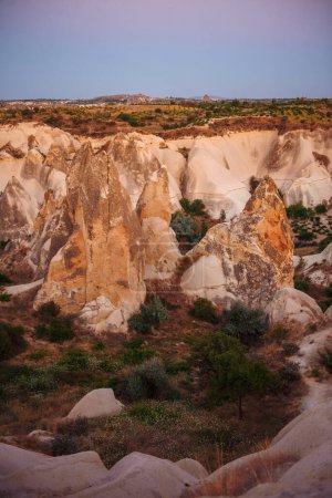 Téléchargez les photos : Paysage naturel de montagnes rocheuses couvertes de sable. Vallée avec des formations géographiques naturelles en Cappadoce. Concept d'aventure. - en image libre de droit