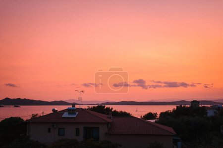 Foto de Increíble puesta de sol naranja en el paisaje de Ouranoupolis. Halkidiki, Grecia - Imagen libre de derechos