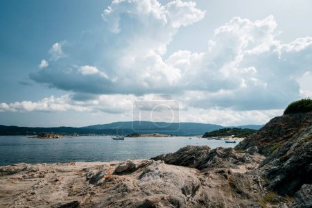 Téléchargez les photos : Mer incroyablement claire et ciel bleu, vue imprenable à Ouranoupolis, Grèce - en image libre de droit