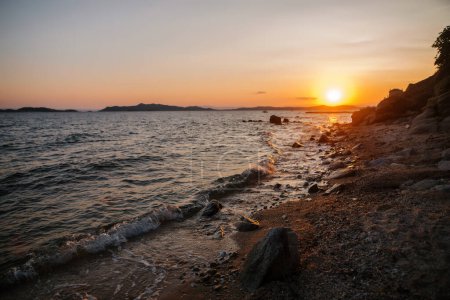 Foto de Maravillosa puesta de sol en el mar en Ouranoupolis, Grecia - Imagen libre de derechos