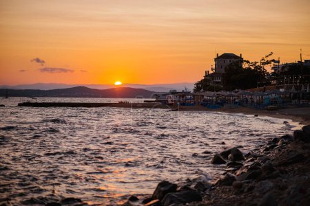 Téléchargez les photos : Coucher de soleil sur la plage près de la ville d'Ouranoupolis. Halkidiki, Grèce - en image libre de droit