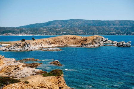 Téléchargez les photos : Mer incroyablement claire et ciel bleu, vue imprenable à Ouranoupolis, Grèce - en image libre de droit