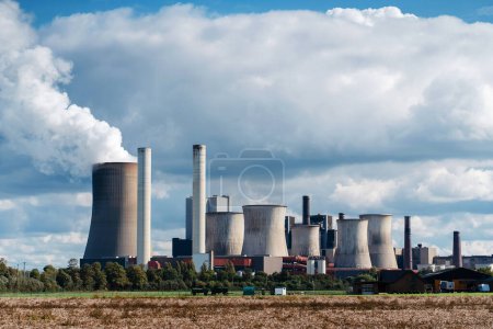 Foto de Torres de refrigeración de una central nuclear en el fondo de un cielo nublado - Imagen libre de derechos