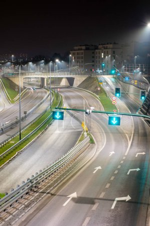 Foto de Una vista de una autopista por la noche en la ciudad de Berlín, Alemania. - Imagen libre de derechos