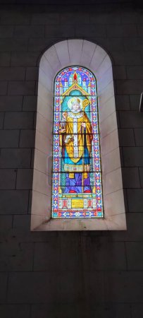 Foto de Una majestuosa vidriera ilumina el espacio sagrado de una iglesia, su intrincado arte y colorido vidrio creando un accesorio cautivador dentro del gran edificio - Imagen libre de derechos