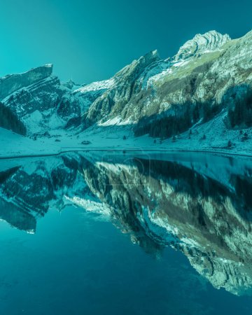 Téléchargez les photos : Vue du lac miroir de montagne en Suisse - en image libre de droit