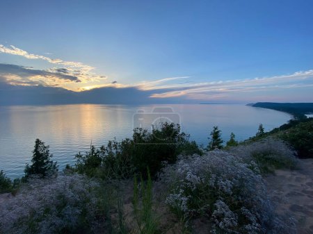 Foto de Vista panorámica del lago Michigan en verano desde el Empire Bluff Trail - Imagen libre de derechos