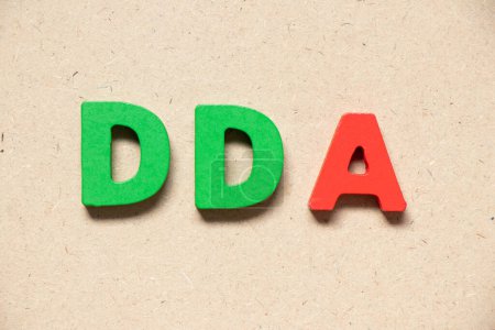 Téléchargez les photos : Lettre alphabet couleur en mot DDA (Abréviation de compte d'amortissement, d'épuisement et de dépôt à vue) sur fond bois - en image libre de droit