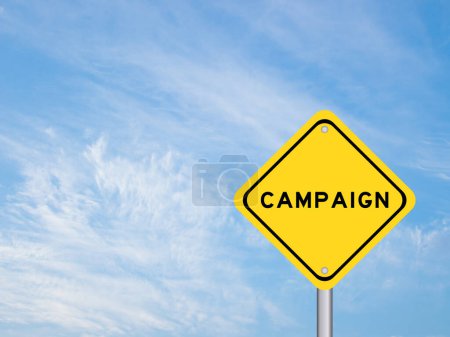Foto de Signo de transporte amarillo con campaña de palabras sobre fondo cielo de color azul - Imagen libre de derechos
