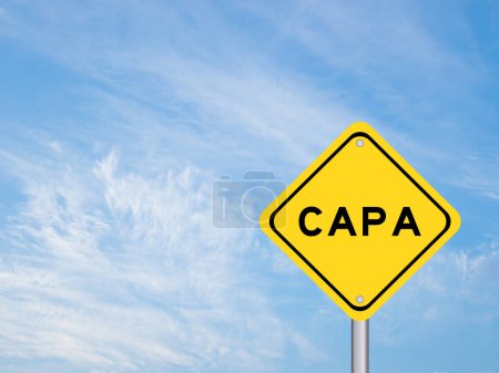 Foto de Señal amarilla de transporte con palabra CAPA (abreviatura de acción correctiva y acción preventiva) sobre fondo cielo de color azul - Imagen libre de derechos