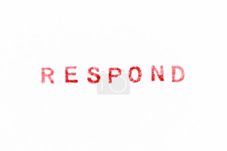 Foto de Tinta de color rojo sello de goma en la palabra responder en el fondo de papel blanco - Imagen libre de derechos