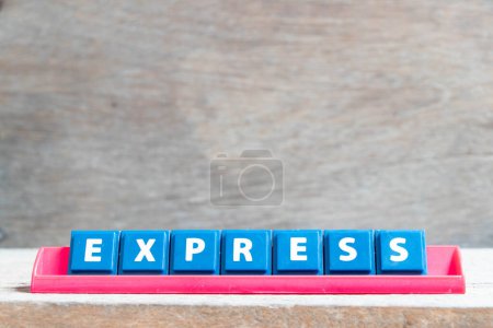 Téléchargez les photos : Lettre alphabet carrelage avec mot express en rack de couleur rouge sur fond bois - en image libre de droit
