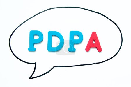 Téléchargez les photos : Lettre alphabet avec le mot PDPA (Abréviation de la loi sur la protection des données personnelles) dans le dessin à la main de ligne noire comme discours de bulle sur fond de tableau blanc - en image libre de droit