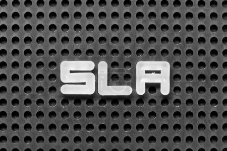 Letra del alfabeto blanco en la palabra SLA (Acuerdo de nivel de abreviatura de servicio) sobre fondo negro pegboard