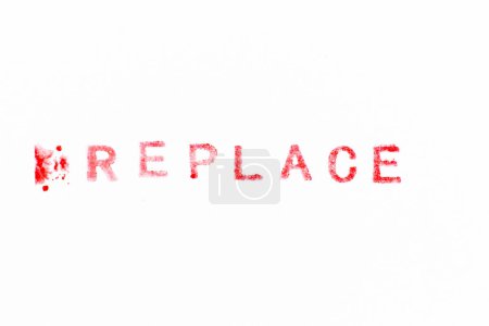 Foto de Tinta de color rojo sello de goma en la palabra reemplazar sobre fondo de papel blanco - Imagen libre de derechos
