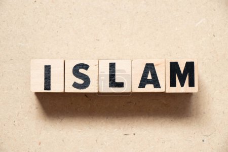 Foto de Alfabeto letra bloque en palabra islam sobre fondo de madera - Imagen libre de derechos