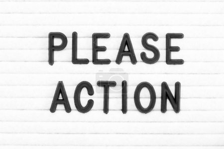 Foto de Letra de color negro en la palabra por favor acción sobre fondo de tablero de fieltro blanco - Imagen libre de derechos