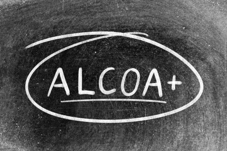 Tiza blanca escritura a mano en la palabra ALCOA (Abreviatura de Atribuible, Legible, Contemporáneo, Original y Preciso) más y forma de círculo sobre fondo pizarra