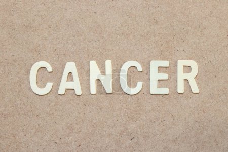 Téléchargez les photos : Lettre alphabet bois en mot cancer sur fond bois - en image libre de droit