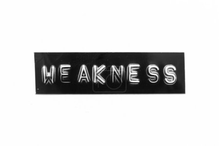Foto de Banner de color negro que ha grabado la letra con la palabra debilidad en el fondo del papel blanco - Imagen libre de derechos