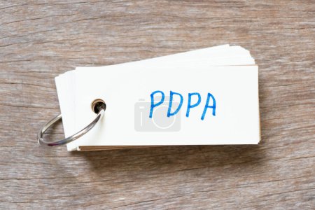 Téléchargez les photos : Carte flash avec écriture manuscrite PDPA (Abréviation de la loi sur la protection des données personnelles) sur fond de bois - en image libre de droit