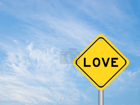 Gelbes Verkehrsschild mit Wort Liebe auf blauem Hintergrund