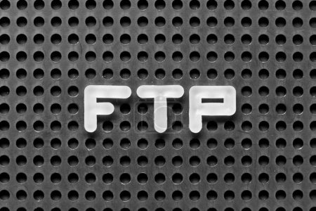 Foto de Letra del alfabeto blanco en la palabra FTP (Abreviatura del Protocolo de transferencia de archivos) en el fondo del tablero negro - Imagen libre de derechos