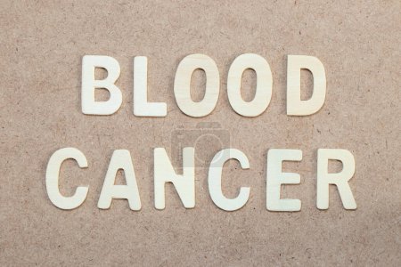Téléchargez les photos : Alphabet en bois lettre en mot cancer du sang sur fond de bois - en image libre de droit