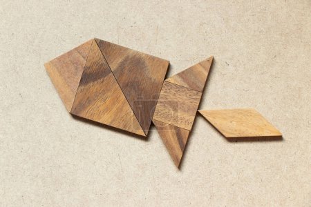 Foto de Tangrama de madera en forma de cohete o misil sobre fondo de madera (Concepto para nueva experiencia, proyecto de puesta en marcha) - Imagen libre de derechos