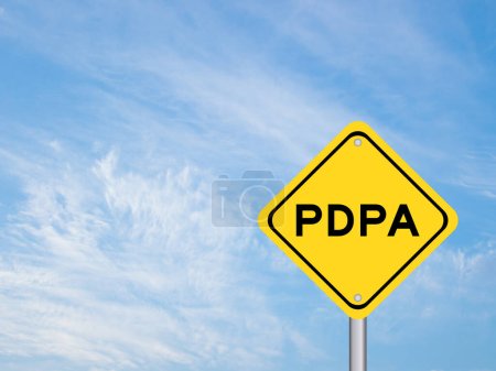Téléchargez les photos : Panneau de transport jaune avec mot PDPA (Abréviation de la loi sur la protection des données personnelles) sur fond bleu ciel - en image libre de droit