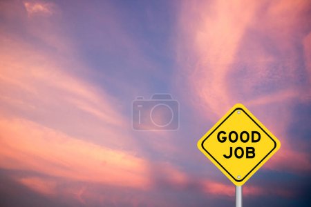 Gelbes Verkehrsschild mit Wort gute Arbeit auf violettem Himmel Hintergrund