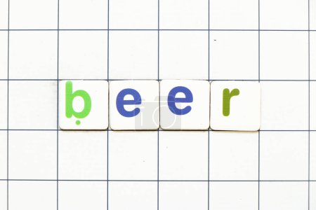 Téléchargez les photos : Carrelage coloré lettre dans la bière mot sur fond de grille blanche - en image libre de droit