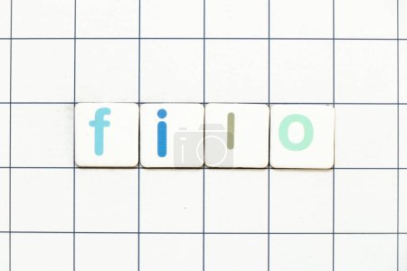 Téléchargez les photos : Carrelage coloré lettre en mot FILO (abréviation du premier en dernier) sur fond de grille blanche - en image libre de droit